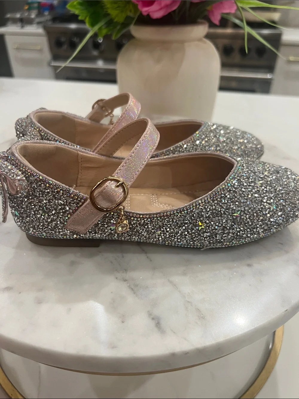 Doe a Dear Girls' Silver Glitter Mary Jane Shoes with Pink strap. Size 1.5/33